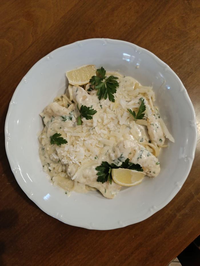 Spaghetti Chicken Alfredo mit Parmesan
