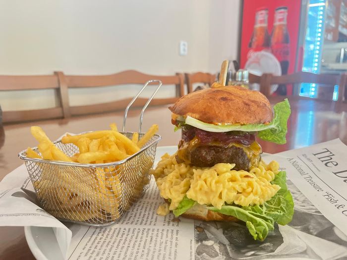 Burger mit Pommes im Körbchen