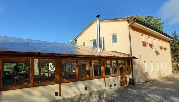 Restaurantgebäude mit verglastem Speiseraum