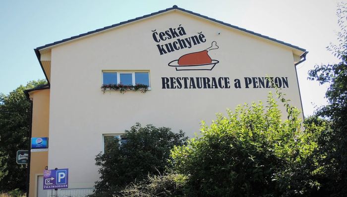 Hausgiebel mit der Aufschrift Česká kuchyně, Restaurant und Pension