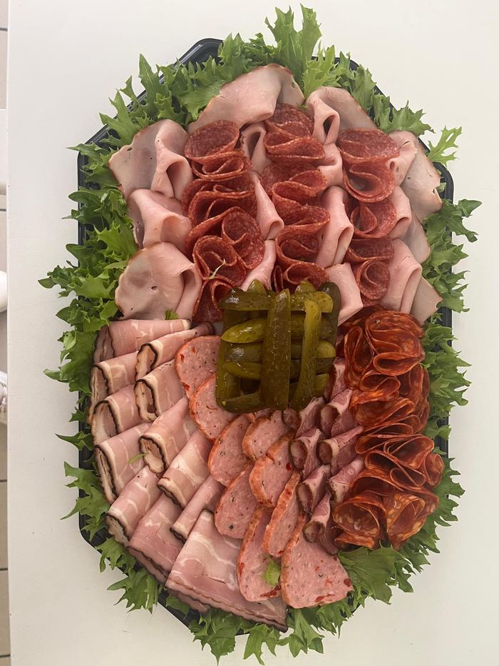 Wurstplatte mit Gurken