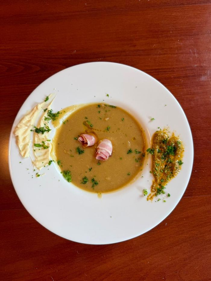 Cremesuppe mit Speck und Petersilie