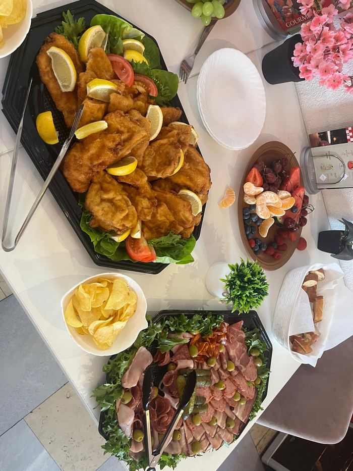 Tisch mit Schnitzeln, Aufschnittplatte und Obst