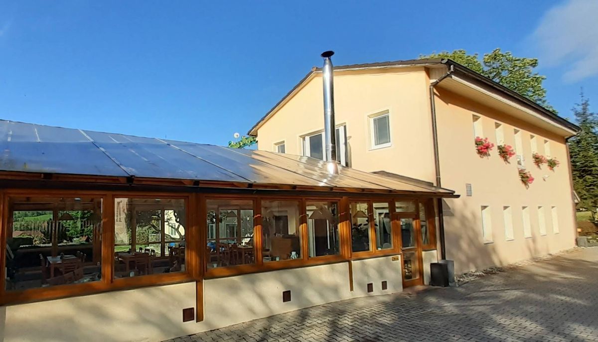 Restaurantgebäude mit verglastem Speiseraum